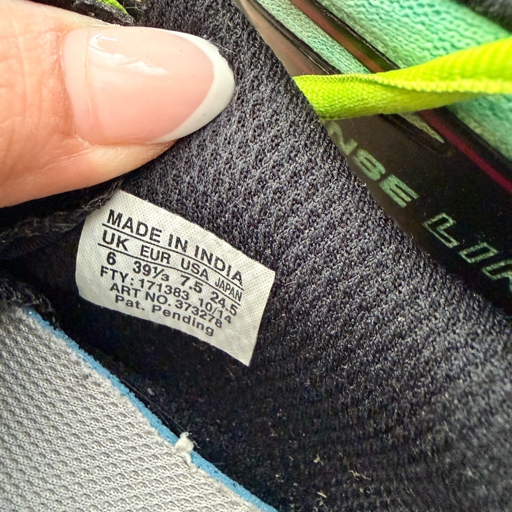Salomon Women’s Mint Green and Black Trail Running Shoes with Lime Laces - Picture 5 of 6
